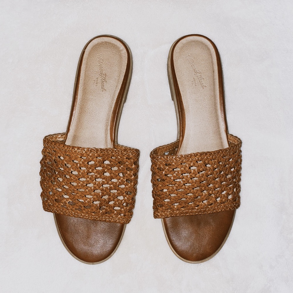 Universal thread brown vegan leather sandals size 7.5
